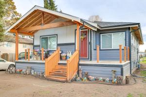 una pequeña casa azul con porche y escaleras en Charming Auburn Home 15 Mi to Downtown Tacoma!, en Auburn