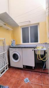eine Waschküche mit Waschmaschine in einem Zimmer in der Unterkunft Casa Canaria shared house in El Médano