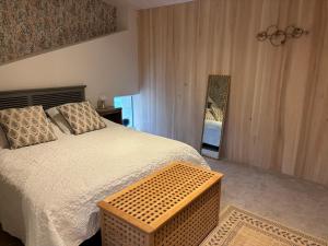 1 dormitorio con 1 cama grande y espejo en L'auberge'Inn, en Coulon