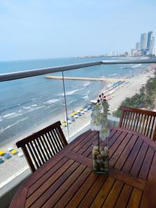 una mesa de madera con vistas a la playa en Palmetto Beach Cartagena vista de frente al mar en Cartagena de Indias