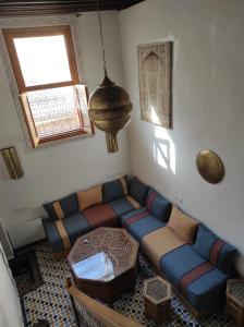 een woonkamer met een bank bij Riad Averroès in Fès