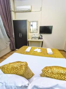 Un pat sau paturi într-o cameră la Nevizade Suites
