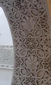 een close-up van een plafond met een bloempatroon bij Riad Averroès in Fès