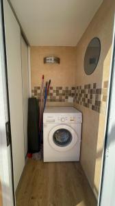 eine Waschküche mit Waschmaschine in einem Zimmer in der Unterkunft Studio Palacio Big Terrace in Torrox