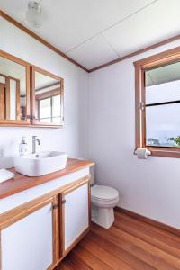 La salle de bains est pourvue d'un lavabo et de toilettes. dans l'établissement Refugio San Antonio - 1500 acre Private Preserve, à Guaria