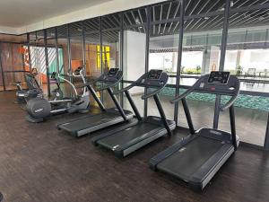 Fitness centrum a/nebo fitness zařízení v ubytování The Gilded Studio Petaling Jaya with city view