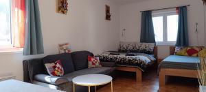 sala de estar con sofá y cama en Ubytování Švrčinová en Hluboká nad Vltavou