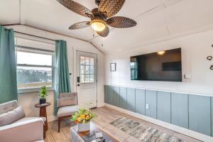 Fotografie z fotogalerie ubytování Cozy Decatur Cabin with Views about 1 Mi to Riverfront! v destinaci Decatur