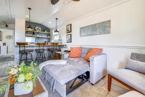 Fotografie z fotogalerie ubytování Cozy Decatur Cabin with Views about 1 Mi to Riverfront! v destinaci Decatur