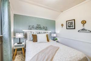 1 dormitorio con cama blanca y pared azul en Cozy Decatur Cabin with Views about 1 Mi to Riverfront!, en Decatur