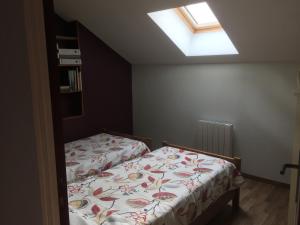 una camera da letto con un letto e un copriletto con fiori di La maisonnette a Les Andelys
