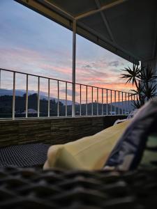 1 cama en un balcón con vistas a la puesta de sol en Vistadouro, en Peso da Régua