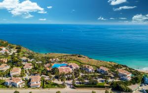 una vista aérea de un complejo cerca del océano en Clube Porto Mos - Sunplace Hotels & Beach Resort en Lagos