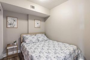 Un dormitorio con una cama con una colcha floral. en Downtown Columbia Apartment, en Columbia