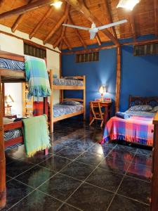 Zimmer mit 2 Etagenbetten und einem Tisch in der Unterkunft Montañita Cabañas in Montañita