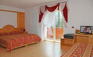 Schlafzimmer mit einem Bett und einem Fenster in der Unterkunft Hotel La Roccia in Passo del Tonale