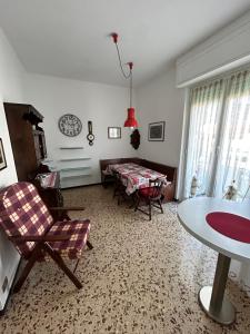 La Casa di Giulia by PortofinoVacanze في رابالو: غرفة معيشة مع طاولة وكراسي