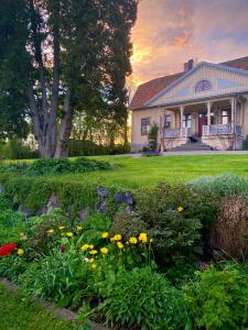 エスキルストゥーナにあるHeritage-listed country cottagesの花畑の家