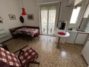 La Casa di Giulia by PortofinoVacanze في رابالو: غرفة معيشة مع طاولة ومطبخ مع طاولة