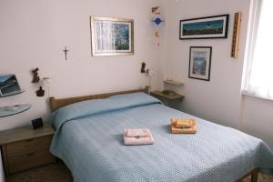 La Casa di Giulia by PortofinoVacanze في رابالو: غرفة نوم عليها سرير وعليها شنطتين