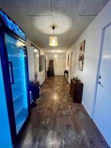 um quarto com um corredor com piso de madeira em Barneys Rooms em Hundige