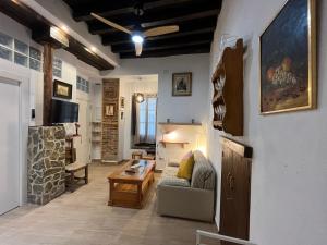 a living room with a couch and a table at Alojamiento Casco Antiguo Salobeña in Salobreña