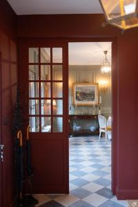 una puerta abierta a una habitación con comedor en Manoir des Basses Rivières, en Rochecorbon