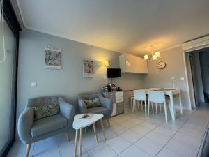 Posedenie v ubytovaní CANNES Appartement Duplex Piscine VUE Mer WIFI PARKING CLIM + 21 fotografií