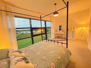 um quarto com uma cama e uma grande janela em 湖景度假屋Lakeview Vacation Home em Belturbet