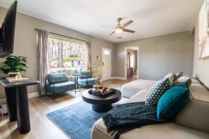 uma sala de estar com um sofá e uma mesa em Roma by AvantStay Stylish Oasis w Private Pool em Phoenix
