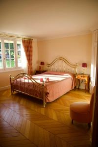a bedroom with a bed and a chair at Villa vue mer-piscine-jacuzzi-billard-homecinema in Mireval