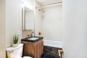 La salle de bains est pourvue d'un lavabo, de toilettes et d'un miroir. dans l'établissement 52-3DE Newly renovated 2BR BTH Midtown East, à New York
