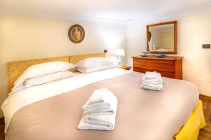 a bedroom with a bed with towels on it at Flat Rosanna in Sorrento +8 photos