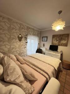 Un pat sau paturi într-o cameră la Suite dans longère