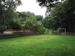 ein Grasfeld mit einem Fußballball darin in der Unterkunft Sítio Colina das Flores. Lugar Encantador com Piscina para Grupos in Franco da Rocha
