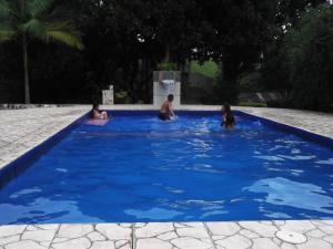 สระว่ายน้ำที่อยู่ใกล้ ๆ หรือใน Sítio Colina das Flores. Lugar Encantador com Piscina para Grupos