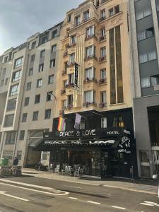 Un bâtiment avec un panneau qui rappelle un amour dans l'établissement Peace & Love Hostel, à Paris