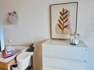 a bathroom with a toilet and a picture on the wall at Mosel Quartier 32 in Brodenbach