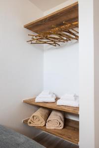 ナクソス・コラにあるZOE Cycladic House With Poolのバスルーム(木製の棚、タオル付)