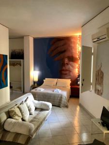 1 dormitorio con 1 cama y una gran pintura en la pared en ArtRoom Garden, en Noto