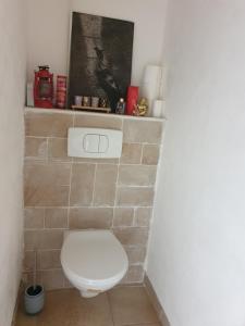 uma casa de banho com um WC branco num quarto em Chez Thai et Isabelle em Oissery