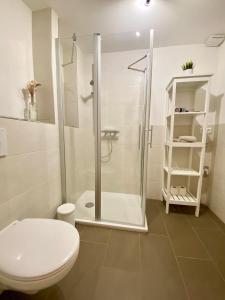 Koupelna v ubytování Ferienwohnung „Zuckerbäckerei“ + 21 fotografií