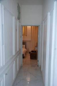 um corredor que leva a uma sala com um quarto em Shagari Estate Prestige 3-Bedroom Apartments. em Lagos