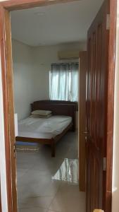 a small bedroom with a bed and a window at Casa 2 Quartos Manaus in Manaus