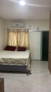 ein Schlafzimmer mit einem Bett in einem Zimmer in der Unterkunft Casa 2 Quartos Manaus in Manaus