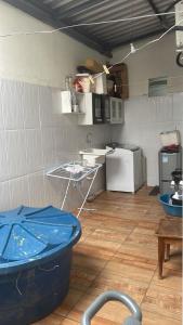 um quarto com uma cozinha com um balcão e uma mesa em Casa 2 Quartos Manaus em Manaus