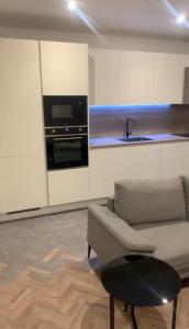 A kitchen or kitchenette at Luxury 2 Bedroom Apartment East London