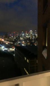 - Vistas al perfil urbano por la noche en Luxury 2 Bedroom Apartment East London, en Londres