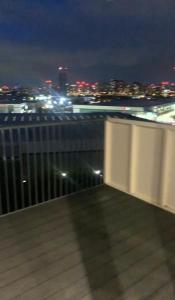 Un balcón o terraza de Luxury 2 Bedroom Apartment East London