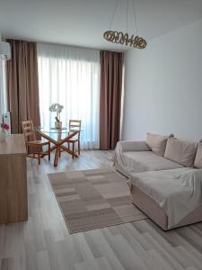 una sala de estar con un sofá y una mesa en Safirului apartment, en Bragadiru